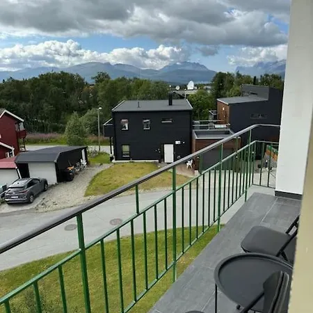 Sentral Liten I Blokk Med Parkering 트롬쇠