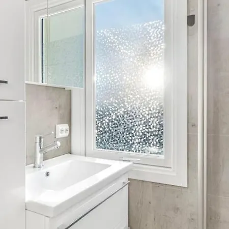 Sentral Liten I Blokk Med Parkering Apartment