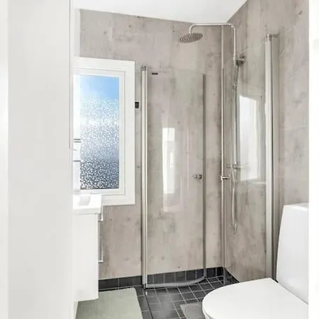 Apartment Sentral Liten I Blokk Med Parkering *