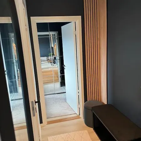 Sentral Liten I Blokk Med Parkering 트롬쇠