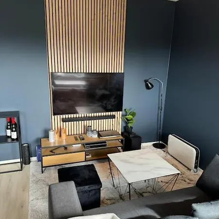 Sentral Liten I Blokk Med Parkering 트롬쇠