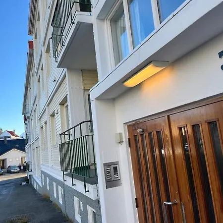 Sentral Liten I Blokk Med Parkering 트롬쇠