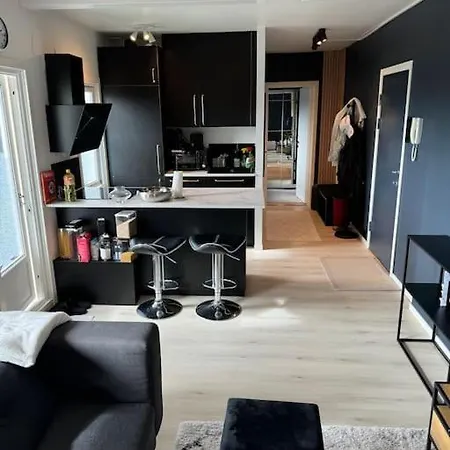 Sentral Liten I Blokk Med Parkering 아파트